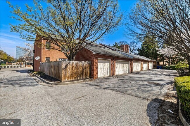 Building Photo - 211 W Hill St