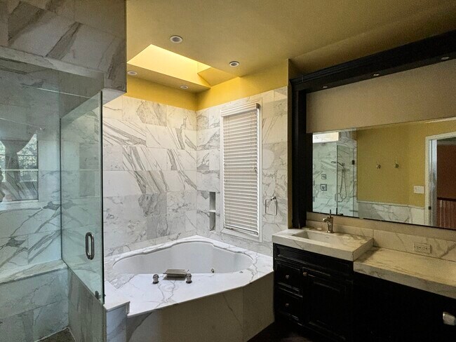 Building Photo - 1650 Linden St