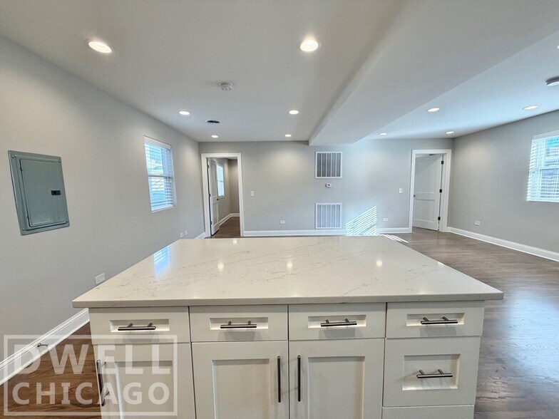 Building Photo - 4101 N Lincoln Ave