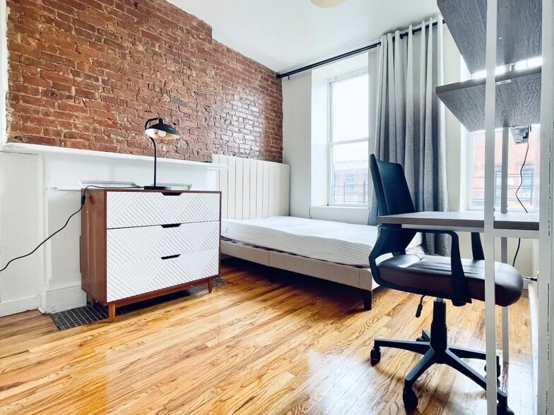 Building Photo - Furnished room/NOT APARTMENT