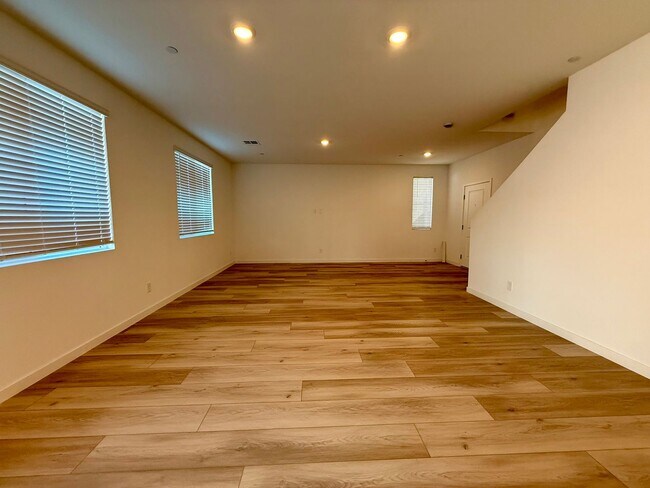 Building Photo - 4 BED 3.5 BATH 2 CAR GARAGE HOME w/ LOFT, ...