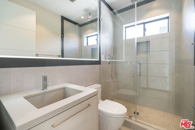 Building Photo - 159 S Bowling Green Way