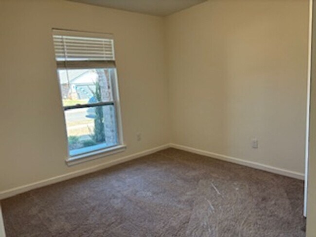 Building Photo - New Home! 1st month free!