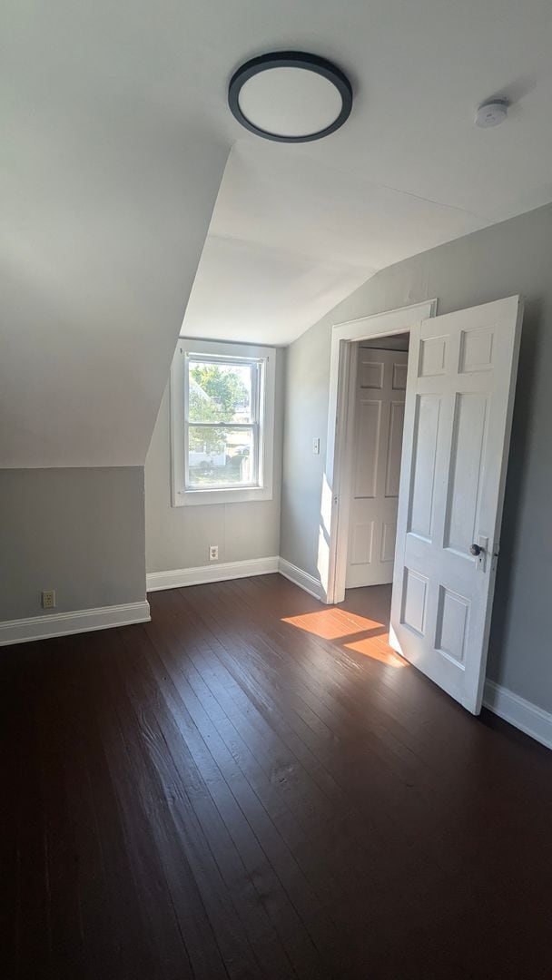 Building Photo - 2 bedroom Side by Side Duplex