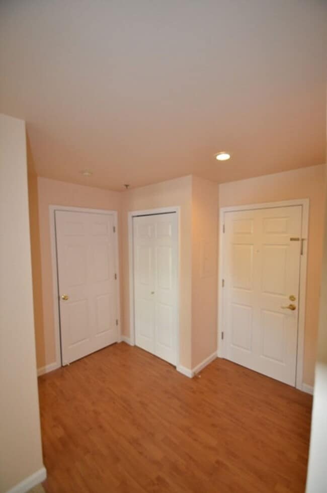Building Photo - Ambassador II - 1BR Condo - Great Location...