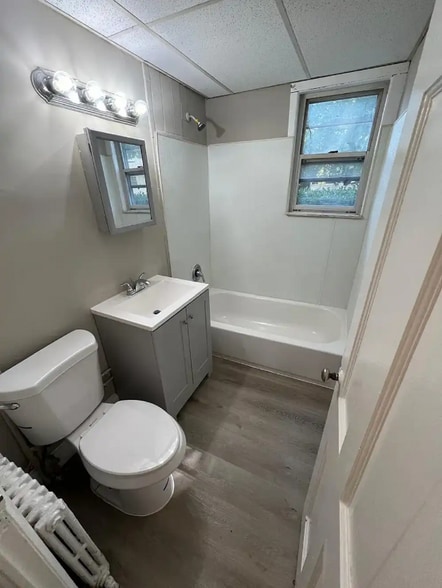 Building Photo - 695 Parkway Ave