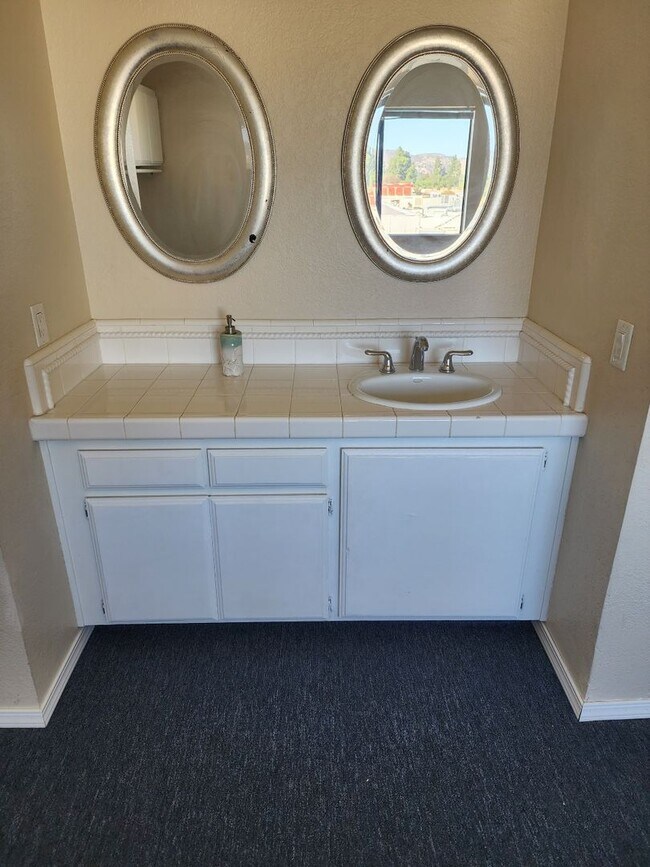 Building Photo - DECKER Town Home