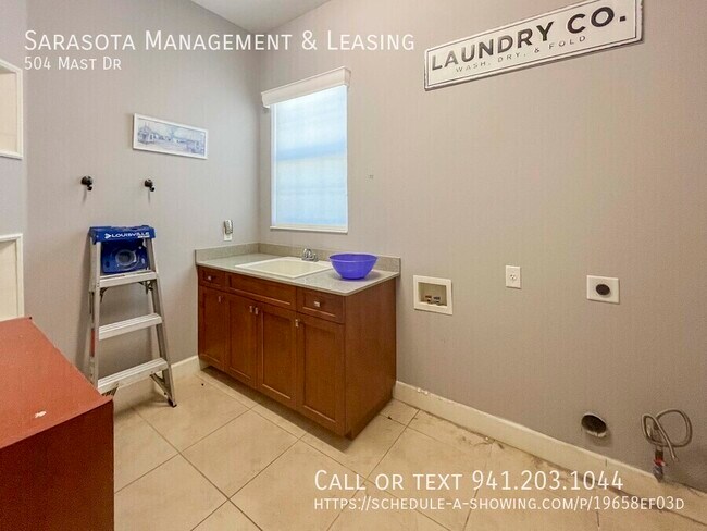 Building Photo - 504 Mast Dr