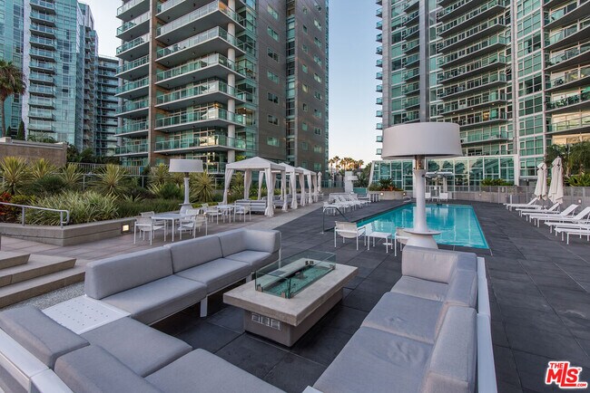 Building Photo - 13600 Marina Pointe Dr