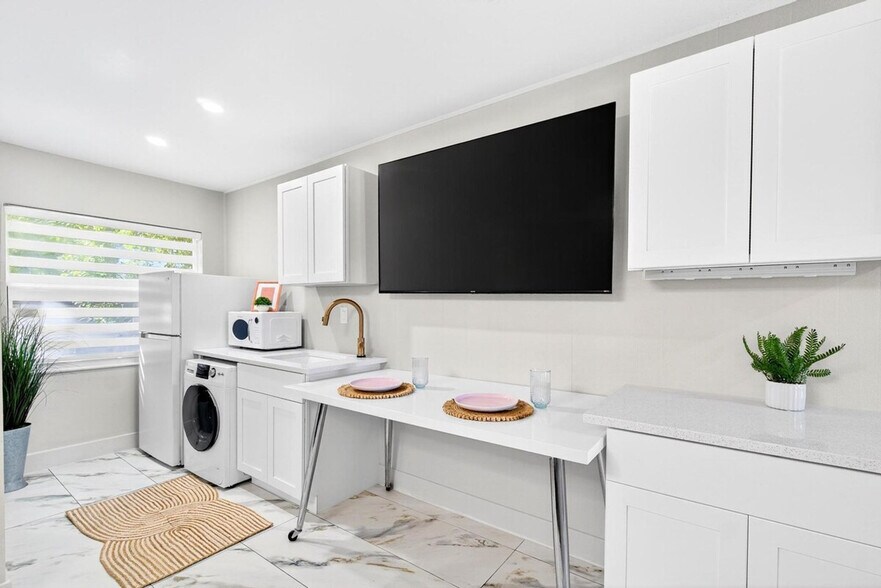 Building Photo - 10538 55th Ave