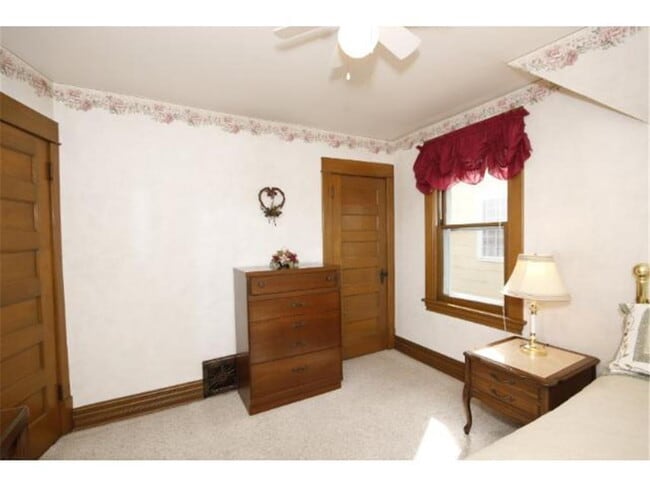 Building Photo - 4 Bedroom 1 Bath Adorable Home in St. Paul