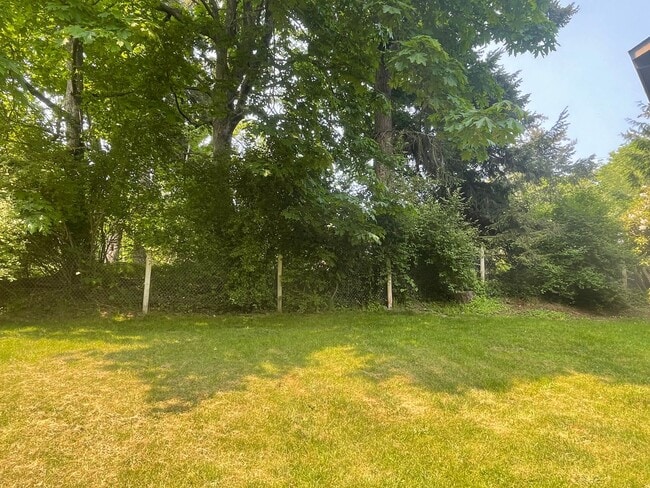 Building Photo - Nicely Maintained Clinton Home with Upgrades and Fenced Yard!