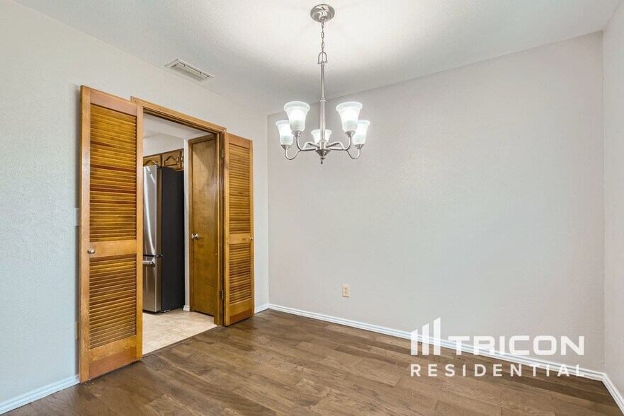 Building Photo - 4922 Willowhaven Cir