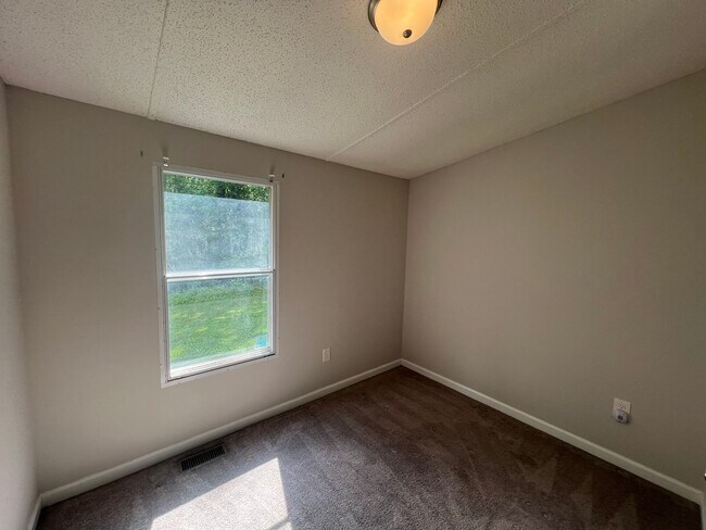 Building Photo - Introducing a charming 4-bedroom, 2-bathroom house in the desirable Gastonia, NC area