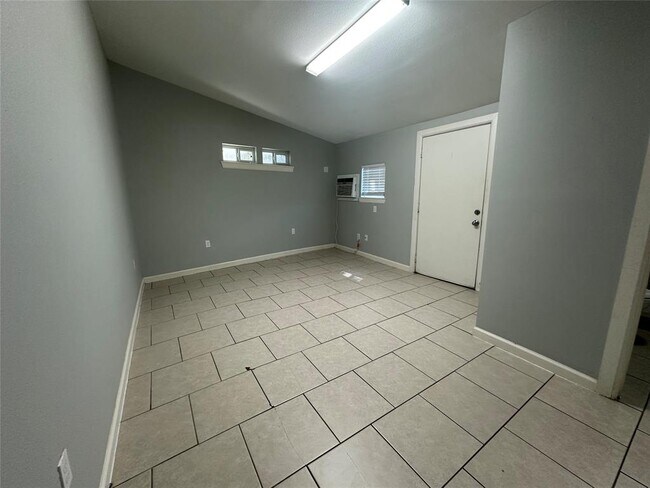 Building Photo - 107 Altic St