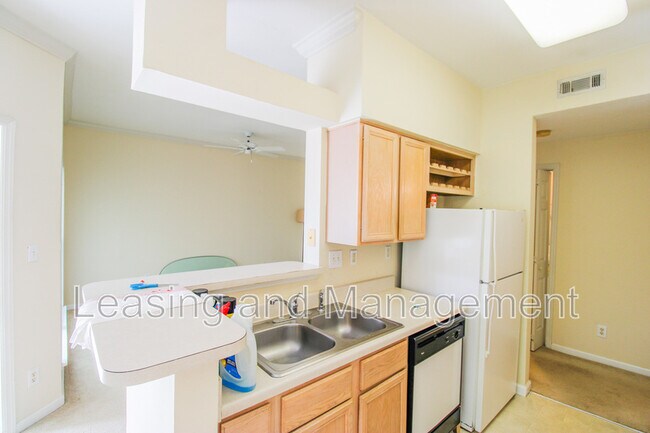 Building Photo - 700 Daniel Ellis Dr