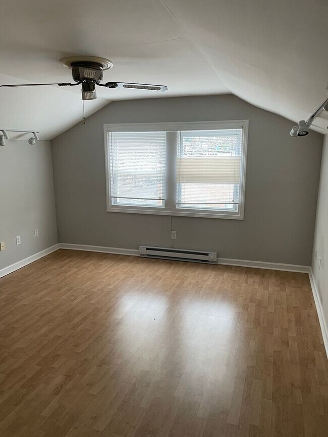 Building Photo - 311-313 N Spring St