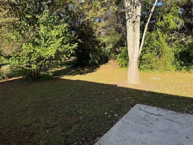 Building Photo - 1025 W Parkway Ave