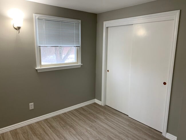1st bedroom - 39 Old Amherst Rd