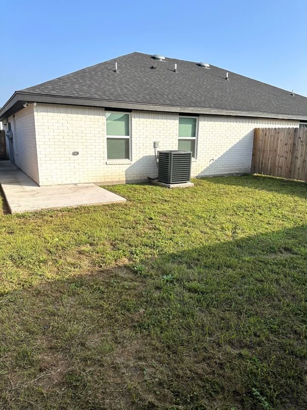 Building Photo - 324 Uva Ln