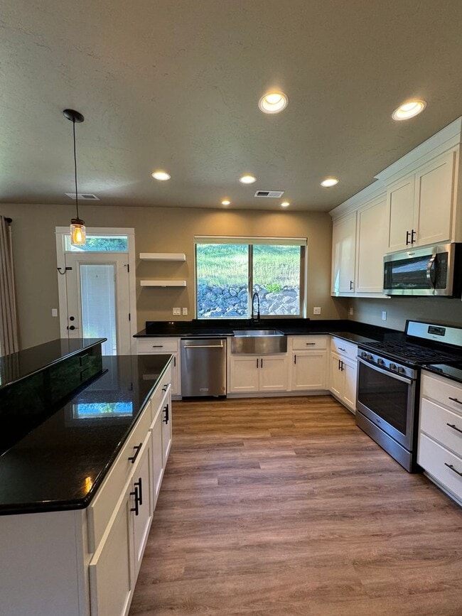 Building Photo - Newer Winchester 4 bedroom 2 bath home