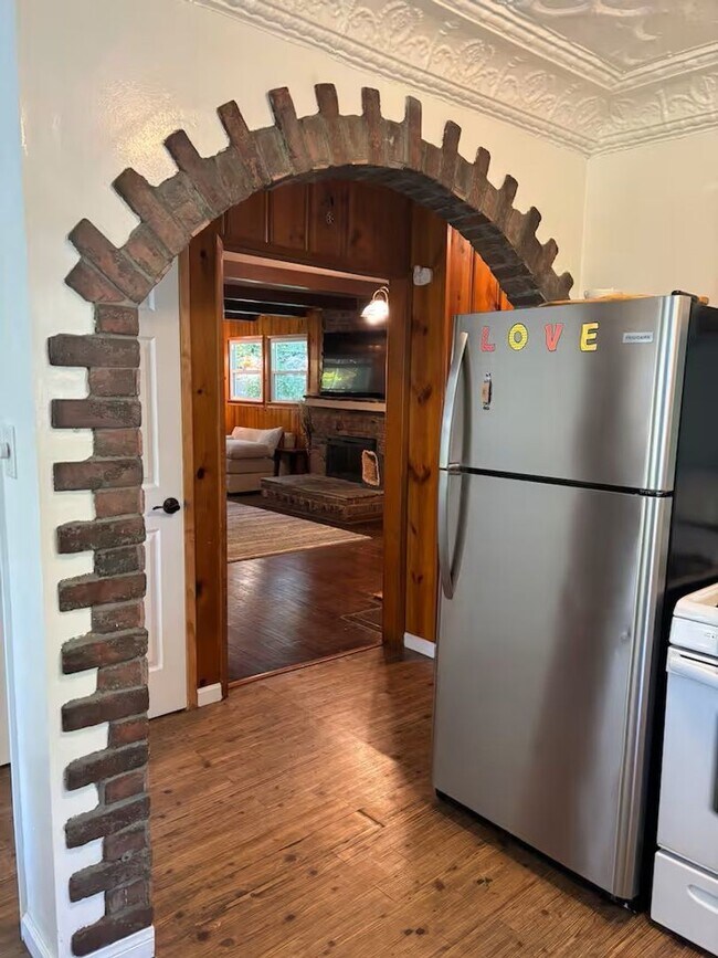 Building Photo - Vintage 5 bedroom Home with Three Car Garage