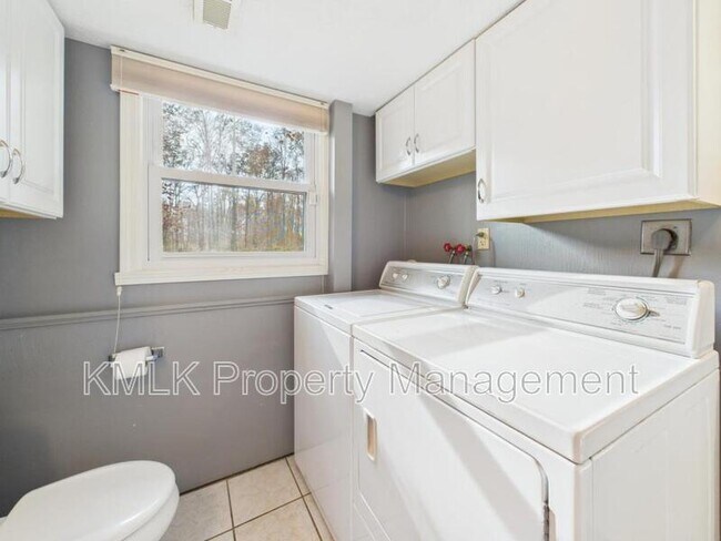 Building Photo - 874 Pleasant St