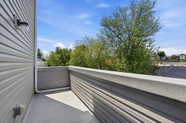 Building Photo - Detached Luxury 4BR/3B Retreat with Skyline Rooftop Deck, Wet Bars, Driveway & Massive Yard