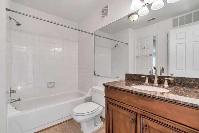 Building Photo - Rarely Available 2-Level, 2 Bed 2 Bath Upp...
