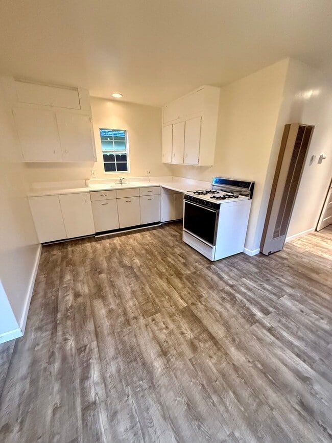 Building Photo - 10886 Pine Hill Dr