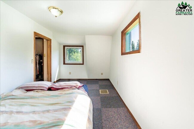 Building Photo - Century 21 Gold Rush - 2 bed, 1 bath (Fair...