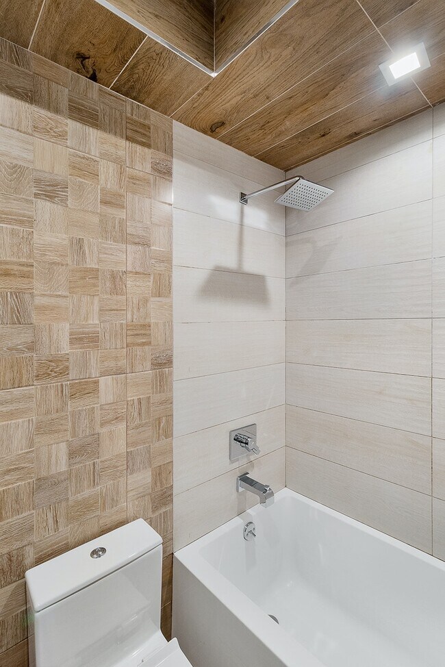 Building Photo - Welcome to #2R at 581 Fairview Avenue!