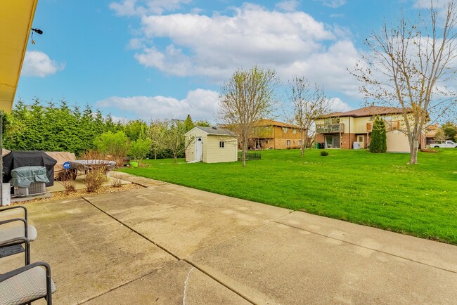 Building Photo - 305 Creekside Dr