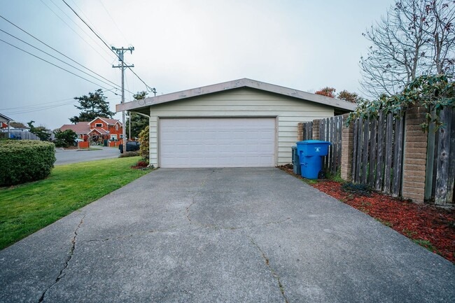 Building Photo - Spacious and inviting 4-bedroom, 2-bathroom single-family home