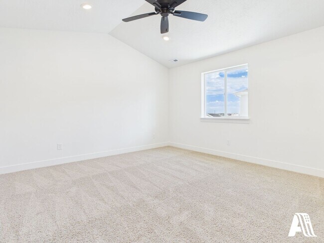 Building Photo - 447 E 650 N