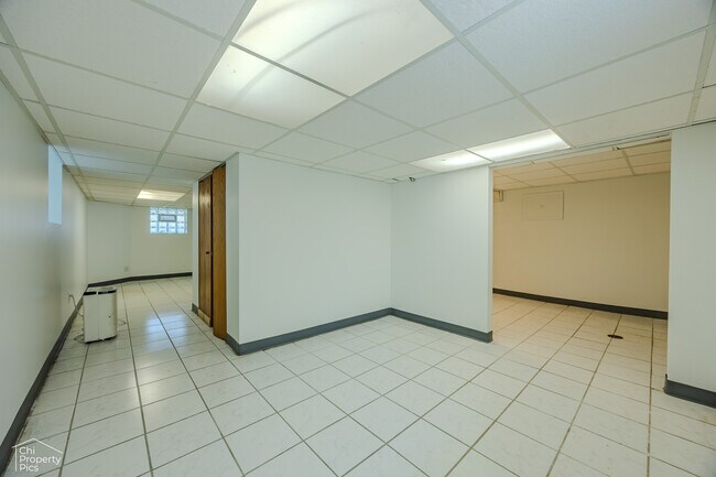 Building Photo - 2343 N Lawndale Ave
