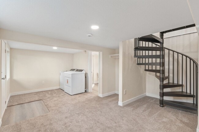 Building Photo - 3 BEDROOM, 3 BATH+ BONUS ROOMS ON RANCH IN...