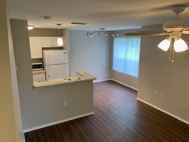 Building Photo - SPACIOUS 2-STORY 1 BEDROOM - DOWNTOWN SARA...