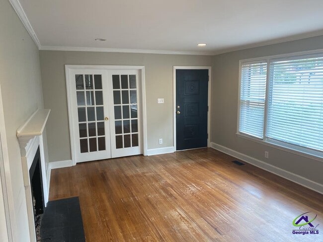 Building Photo - 2740 Northwoods Dr S