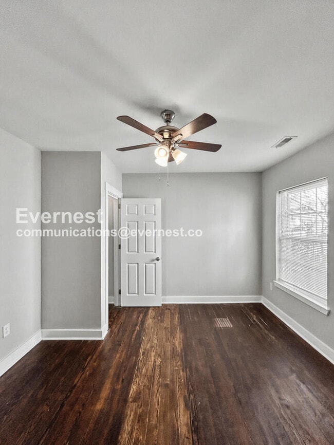 Building Photo - Charming 2 Bed, 1 Bath with Fenced Yard and Stainless Steel Appliances