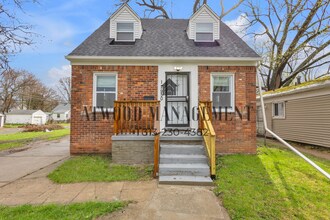 Building Photo - 12950 Glastonbury Ave