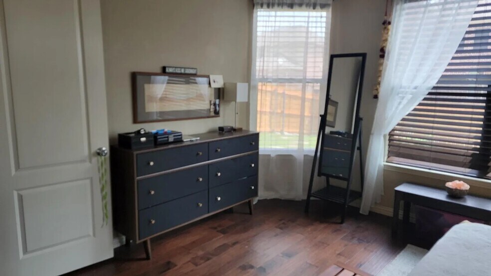 Master bedroom - view of the backyard - 12372 Payne St