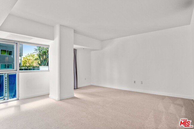 Building Photo - 13700 Marina Pointe Dr