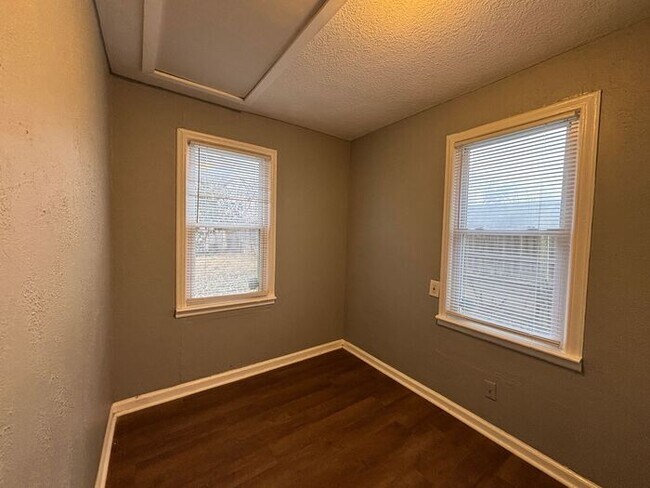 Building Photo - Charming 4BR 1BA Home with spacious yard!