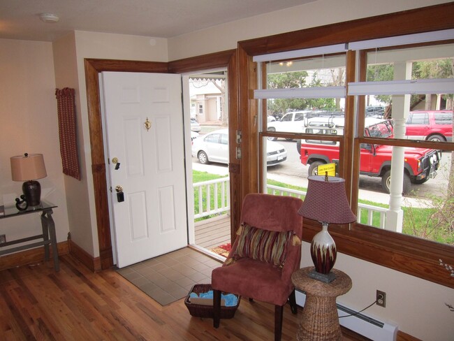 Building Photo - Sunny, Cozy 1 Bedroom Condo - Available fo...