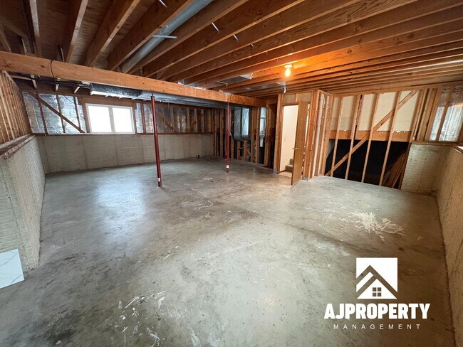 Building Photo - 5801 W Coughran Ct