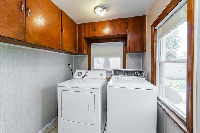 Building Photo - Charming 3-Bedroom with 2 Full Baths in the Heart of Lemont