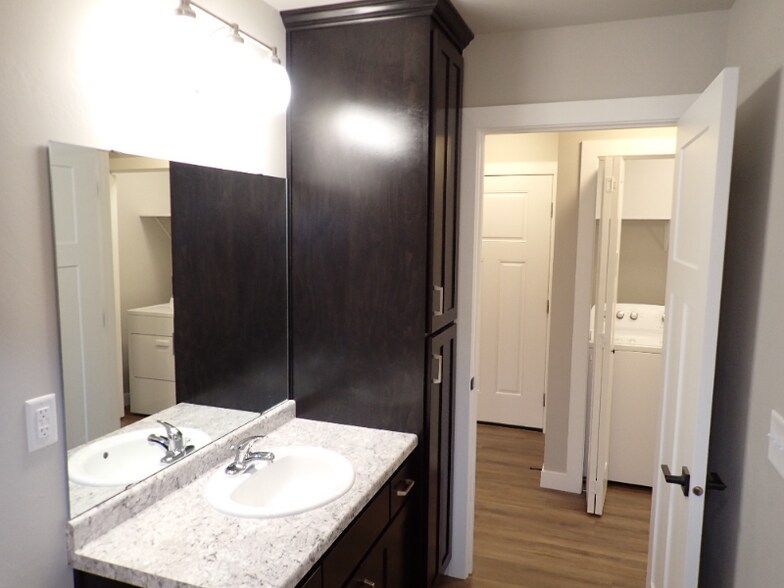 Building Photo - 2925-2927 Sabal Oak Dr