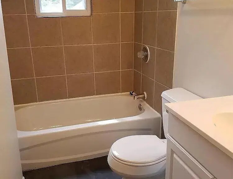 Full Bathroom - 1317 N 6th St