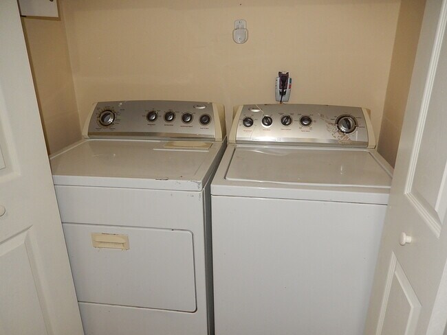 Building Photo - AFFORDABLE 2/1 w/ & Huge Privacy Fenced Yard! $1095/month Avail April 1st!